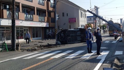 【事故】国道413号 相模原市緑区二本松「相原病院」近くで横転事故 電柱が倒れ一部通行止め 現地の画像 : まとめダネ！