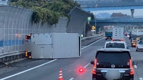 【事故】名神高速 上り 草津jct付近でトラック横転する事故・渋滞「名神上り事故3件 栗東インター出口でも事故の表示出」現地の画像まとめ 