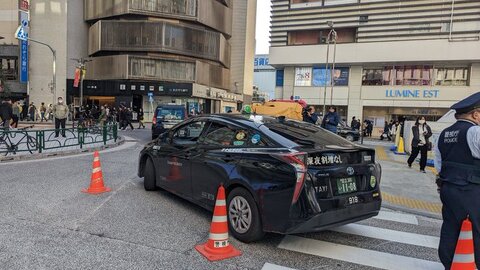 【事故】新宿駅前でタ…