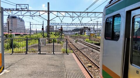 東海道線 藤沢駅で人…