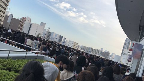 グッズ列 Bts京セラドーム 始発組の列に徹夜組メンバーが割り込み 売り切れも 抽選にして まとめダネ