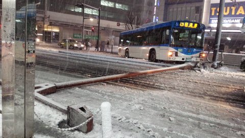 事故 川崎駅前 川崎市営バスがスリップし街灯をなぎ倒す ロータリー封鎖で大惨事 まとめダネ