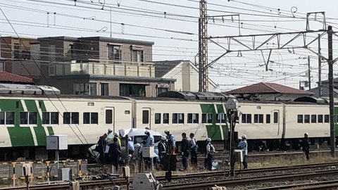 遅延 東海道線 平塚駅付近の踏切で車が貨物線を回送中の185系に衝突事故 その影響で大幅な遅れが生じ混雑 まとめダネ