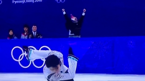 羽生結弦選手が耐えた瞬間に飛び跳ねて喜ぶオーサーコーチが可愛いと話題に まとめダネ