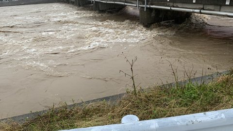 加茂川 大雨の影響で千葉県鴨川市の加茂川が氾濫危険水位を超過 すでに一部氾濫し市内で浸水も まとめダネ