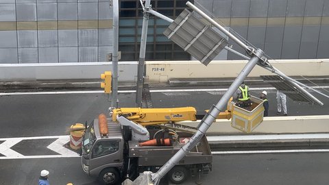 渋滞 新御堂筋 鶴野町郵便局 曽根崎東で衝突事故のため進入禁止 トラックが標識をなぎ倒す 現在も渋滞続く まとめダネ