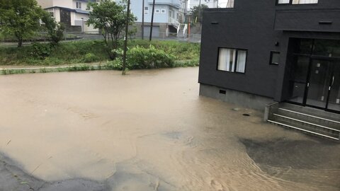 氾濫 北海道稚内市 クサンル川とチララウスナイ川が大雨で氾濫 そのため道路に流れ出し冠水 現地の様子まとめ まとめダネ