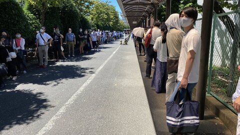 待機列 府中運転免許試験場 免許更新に来た人で大混雑 テーマパーク並み 現地の様子まとめ まとめダネ