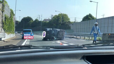 事故 横浜横須賀道路 上りの別所ic付近で横転事故 軽2台が衝突し1台が横転 現地の画像や動画まとめ まとめダネ