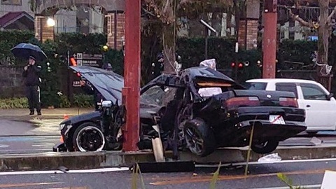 【事故】久留米市日吉町で事故 街灯に衝突し車大破 現地の画像まとめ : まとめダネ！