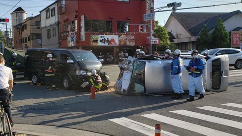 【事故】国道170号 寝屋川市音羽町「音羽町北交差点」で車横転する事故 正面衝突事故か フロントが大破 : まとめダネ！