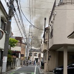 【火災】東京都荒川区荒川付近で火事！「家の裏めちゃくちゃ燃えてる」