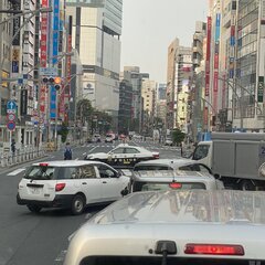 上野広小路交差点でト…