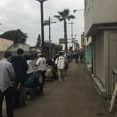 【画像】横田基地「フレンドシップフェスティバル」朝7時現在で400人並ぶ長蛇の列！「最後尾は、ロードリサーチ福生営業所前入場待ち人数は、約〈100〉人です。」