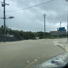 糸満市で大雨のため道…