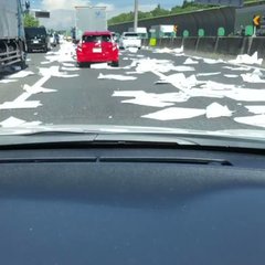 【高速路で紙吹雪？】…