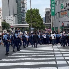 国葬反対派のデモ隊 …