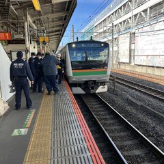 東海道線 平塚駅で人…