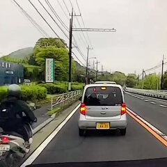 すり抜けバイクと右折…