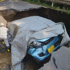 【陥没事故】「急に道…