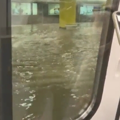 【大雨】香港で地下鉄…