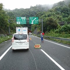 横浜横須賀道路 横横 上り 大山トンネル付近で車複数台が絡む事故 軽自動車が横転 渋滞 まとめダネ