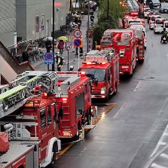 【火事か】藤沢駅に消…