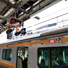 中央線快速 荻窪駅で…