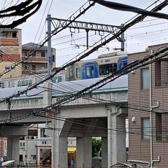 阪神電車 青木駅で人…