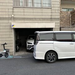 家の車庫前に車を止め…