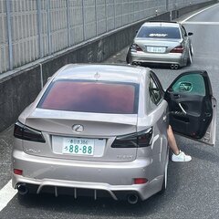 親子で迷惑運転してる…