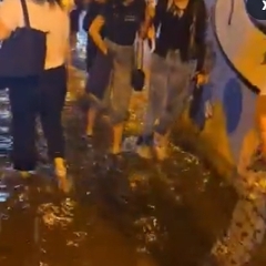 【大雨】新大久保駅周…