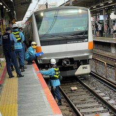 中央線 吉祥寺駅で人…