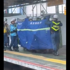 中央線 吉祥寺駅で人…