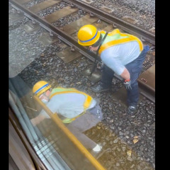 中央線 吉祥寺駅で人…