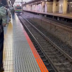 東海道線 藤沢駅で人…