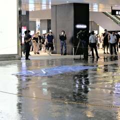 横浜駅の飛び降りで巻…