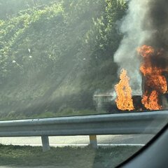 大分自動車道で車両火…