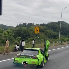 【事故】関越道 下り 嵐山小川IC付近でスポーツカーなど複数台絡む衝突事故・渋滞「同じ車種同士、つるんで走って事故ってた」現地の画像