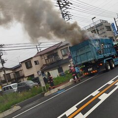 【車両火災】産業道路 埼玉県八潮市上馬場付近でトラック燃える車両火災事故・規制渋滞「東武バス八潮中学校入口バス停付近注意」現地の画像