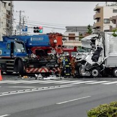 【事故】国道132号線 神奈川県川崎市川崎区塩浜交差点付近でクレーン車と大型トラックの衝突事故・規制渋滞「大型トラックの救出作業してる」現地の画像