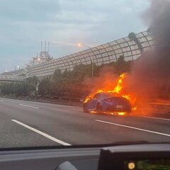 【車両火災】東名高速 綾瀬スマートIC付近で車両火災 火事「車が燃えてる」渋滞 現地の画像・動画まとめ