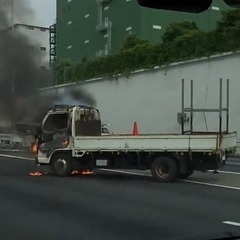 【車両火災】首都高湾岸線 西行き 川崎浮島JCT→東扇島付近でトラック燃える車両火災事故・渋滞「トンネル出口丸焦げ」現地の画像