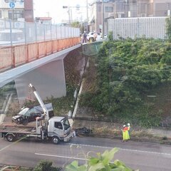 【逮捕】榑林亜樹也(くればやし あきや)容疑者を逮捕 静岡で高速に車転落 無免許で他人名義の車運転 子供2人を置き去りにし逃亡 犯人の名前公表