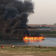 【火事】荒川で船が燃…