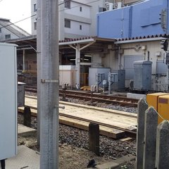 新京成線 前原駅で人…