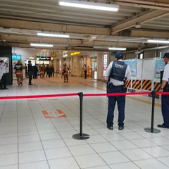 武蔵浦和駅に警察と消…