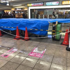 津田沼駅の改札が大雨…