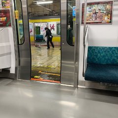 三鷹駅構内で水漏れ …