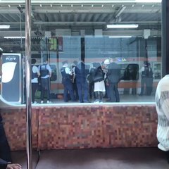 立川駅で人身事故 青…